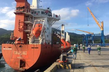 Cảng Quốc tế Nam Vân Phong đón chuyến tàu cập cảng đầu năm